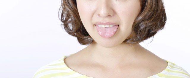 舌を見せる女性